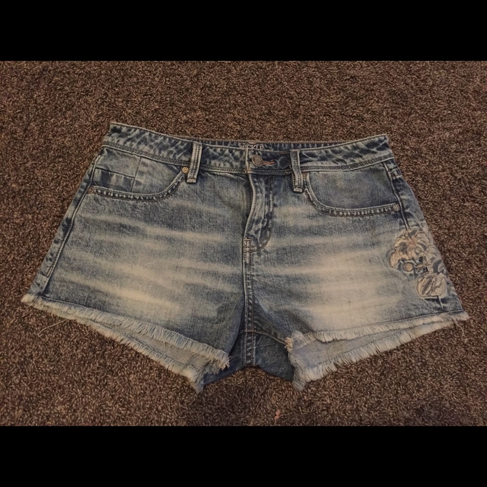 BUCKLE BLACK JEAN SHORTS! REGULAR FIT! SIZE 28!